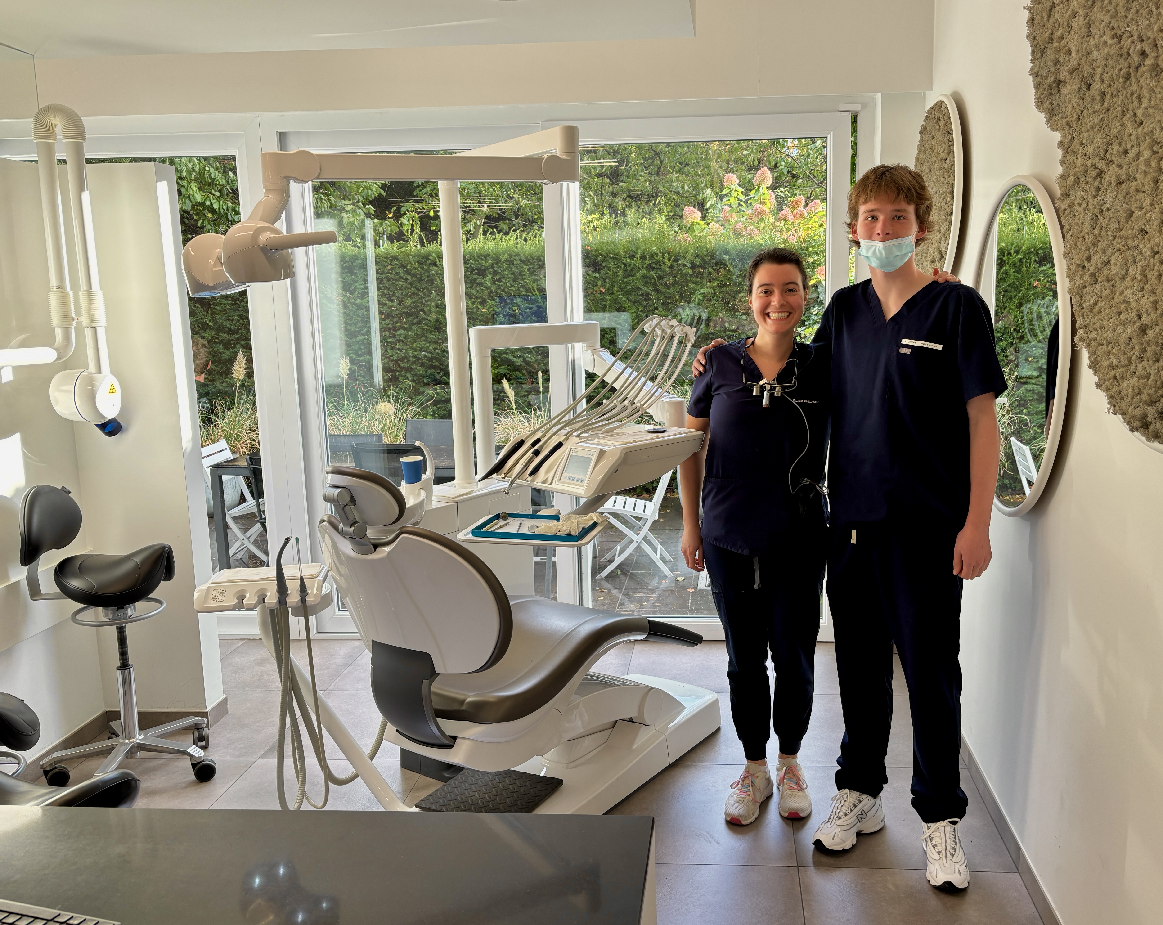 Student en mentor bij tandartspraktijk DENS Merksem